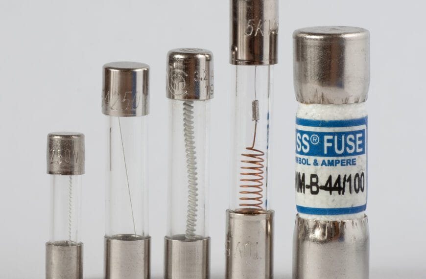 Different_Sizes_of_Insert_Fuses-870x570 Electrónica Analógica