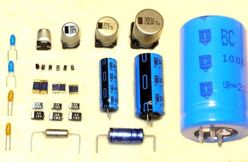 Electrolytic_capacitors-P1090328-870x570 Electrónica Analógica